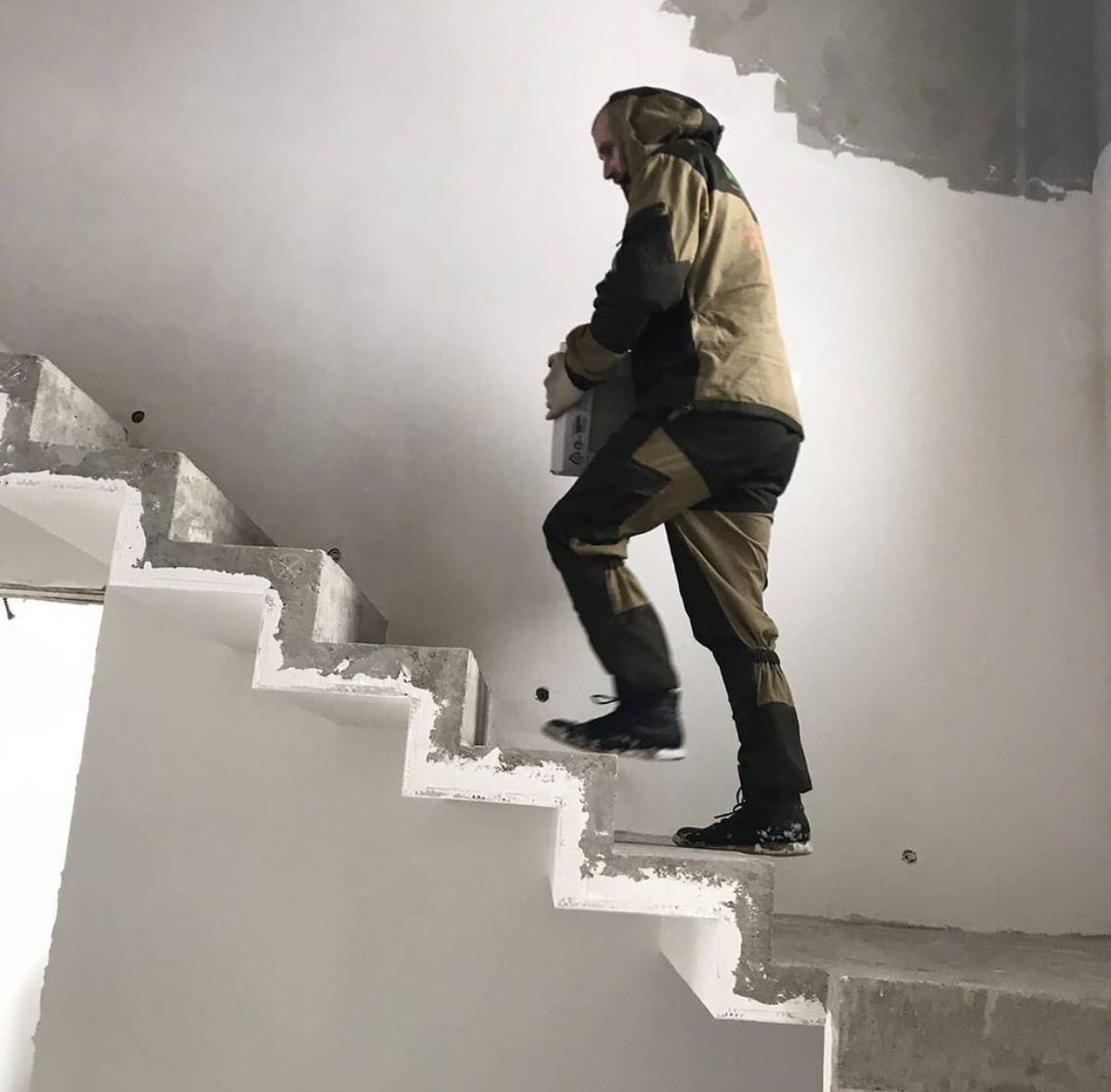 Podnoszenie materiałów budowlanych w Warszawie.