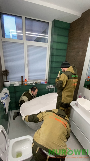 Podnoszenie kamiennej wanny