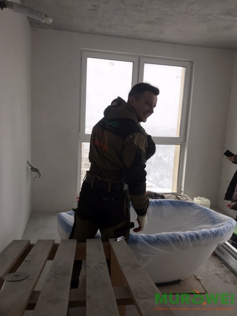 Podnoszenie kamiennej wanny