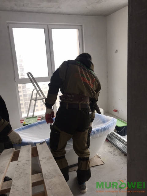 Podnoszenie kamiennej wanny