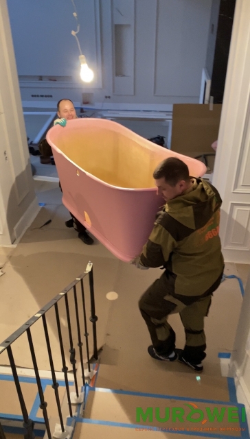 Podnoszenie kamiennej wanny