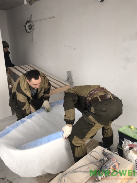 Podnoszenie kamiennej wanny