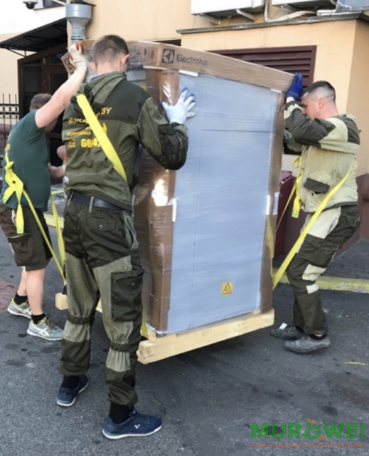 Przeniesienie pralki o wadze 380 kg.