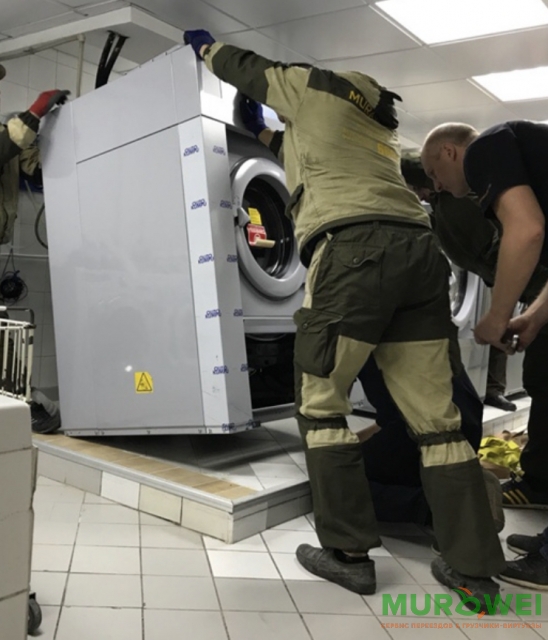 Przeniesienie pralki o wadze 380 kg.