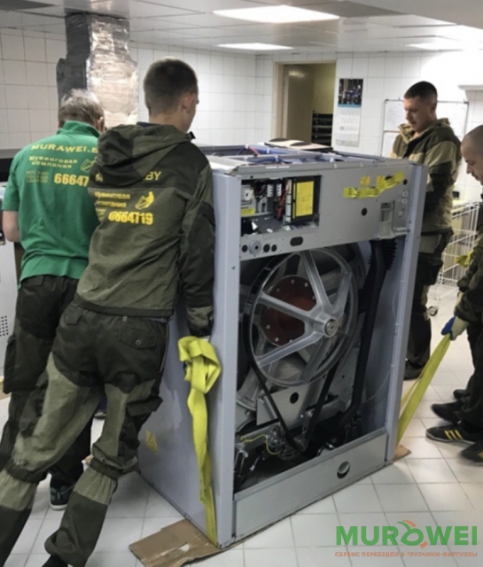 Przeniesienie pralki o wadze 380 kg.