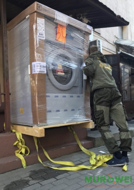 Przeniesienie pralki o wadze 380 kg.