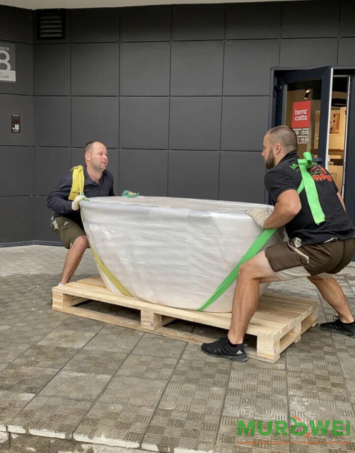 Podnoszenie kamiennej wanny