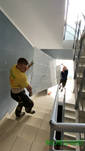 Wyciągnięcie i wniesienie płytek wielkoformatowych na 21 piętro na pieszo - 30 sztuk.