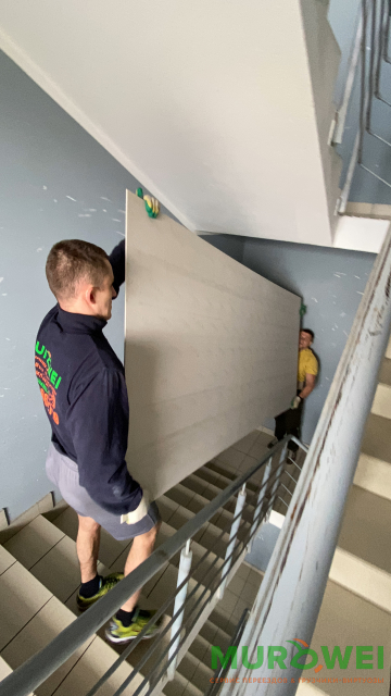 Wyciągnięcie i wniesienie płytek wielkoformatowych na 21 piętro na pieszo - 30 sztuk.