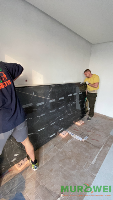 Wyciągnięcie i wniesienie płytek wielkoformatowych na 21 piętro na pieszo - 30 sztuk.