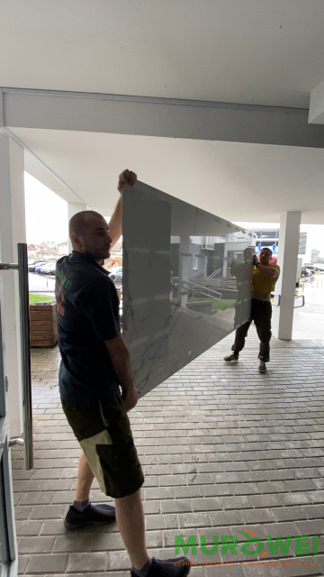 Wyciągnięcie i wniesienie płytek wielkoformatowych na 21 piętro na pieszo - 30 sztuk.