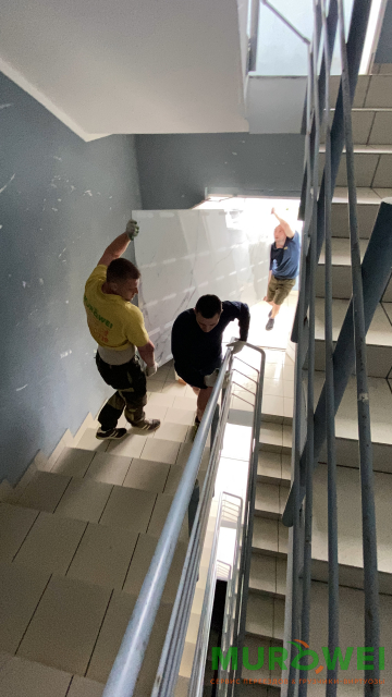 Wyciągnięcie i wniesienie płytek wielkoformatowych na 21 piętro na pieszo - 30 sztuk.