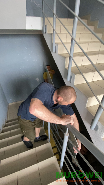 Wyciągnięcie i wniesienie płytek wielkoformatowych na 21 piętro na pieszo - 30 sztuk.