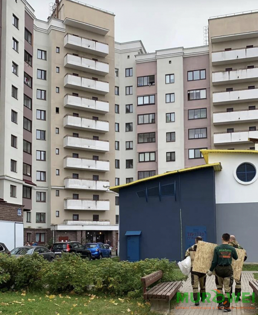 Wspinaczki przemysłowe jako sposób podniesienia większej płytki zewnętrznej metodą zewnętrzną.