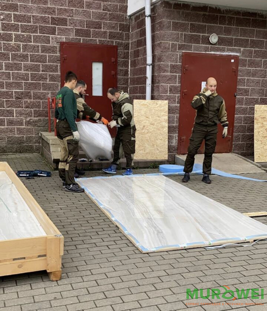 Wspinaczki przemysłowe jako sposób podniesienia większej płytki zewnętrznej metodą zewnętrzną.