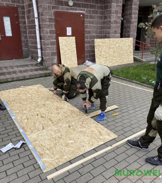 Wspinaczki przemysłowe jako sposób podniesienia większej płytki zewnętrznej metodą zewnętrzną.