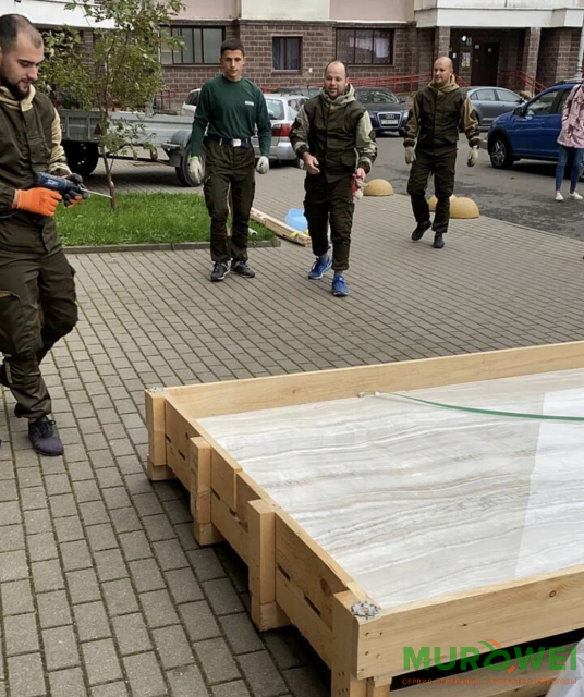 Wspinaczki przemysłowe jako sposób podniesienia większej płytki zewnętrznej metodą zewnętrzną.