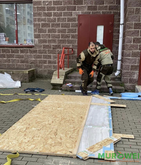 Wspinaczki przemysłowe jako sposób podniesienia większej płytki zewnętrznej metodą zewnętrzną.