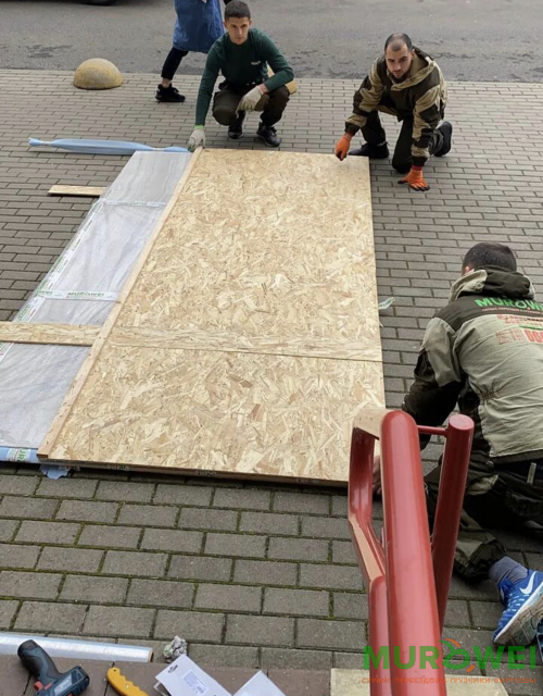 Wspinaczki przemysłowe jako sposób podniesienia większej płytki zewnętrznej metodą zewnętrzną.