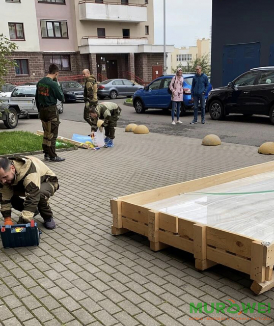 Wspinaczki przemysłowe jako sposób podniesienia większej płytki zewnętrznej metodą zewnętrzną.