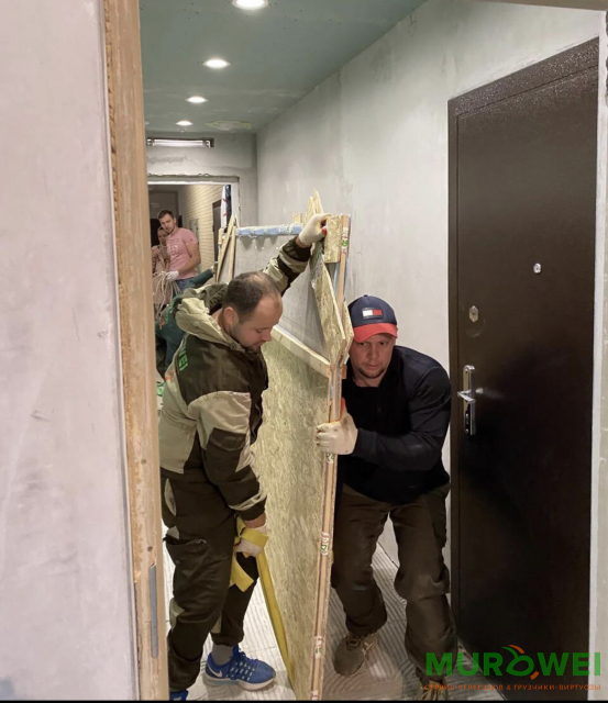 Wspinaczki przemysłowe jako sposób podniesienia większej płytki zewnętrznej metodą zewnętrzną.