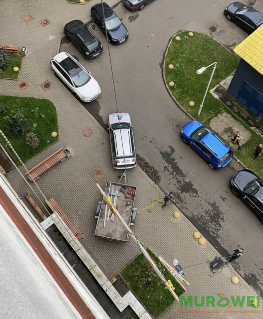 Wspinaczki przemysłowe jako sposób podniesienia większej płytki zewnętrznej metodą zewnętrzną.