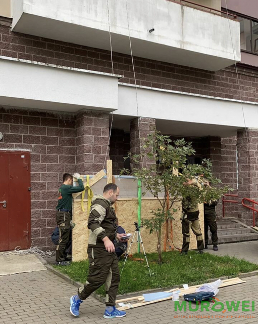 Wspinaczki przemysłowe jako sposób podniesienia większej płytki zewnętrznej metodą zewnętrzną.