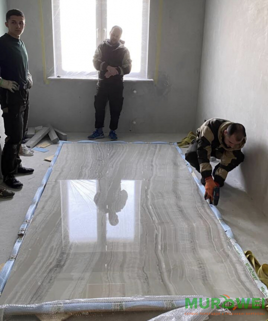 Wspinaczki przemysłowe jako sposób podniesienia większej płytki zewnętrznej metodą zewnętrzną.