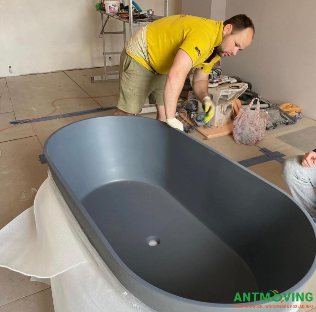Podnoszenie kamiennej wanny