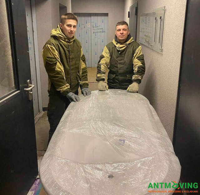 Podnoszenie kamiennej wanny