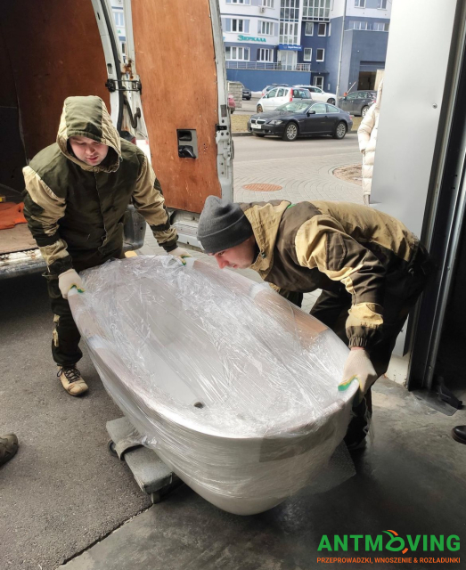 Podnoszenie kamiennej wanny