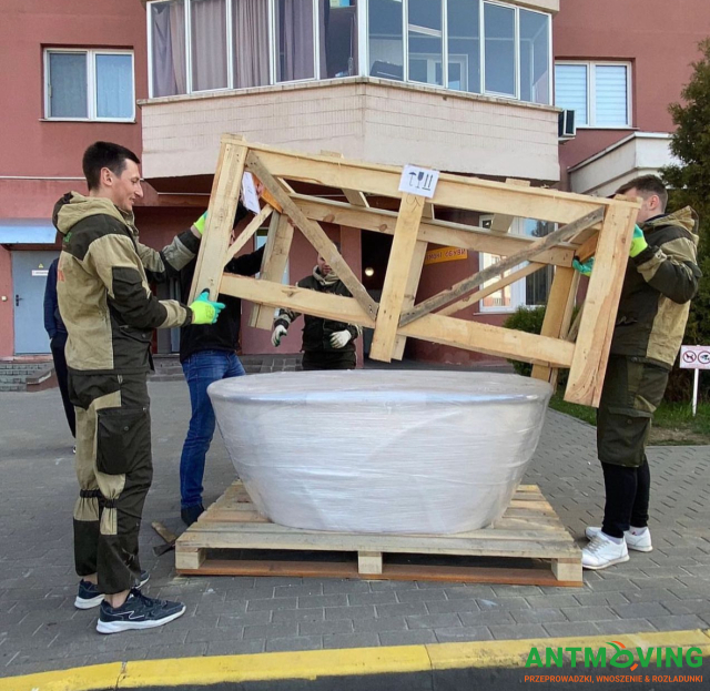 Podnoszenie kamiennej wanny