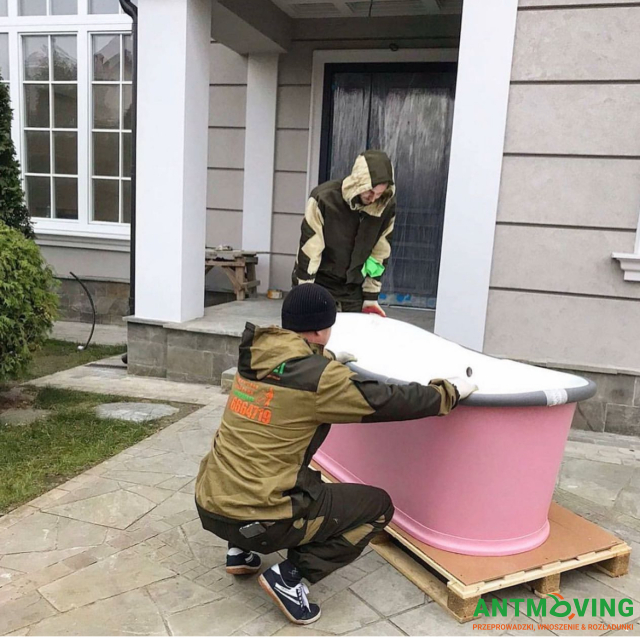 Podnoszenie kamiennej wanny