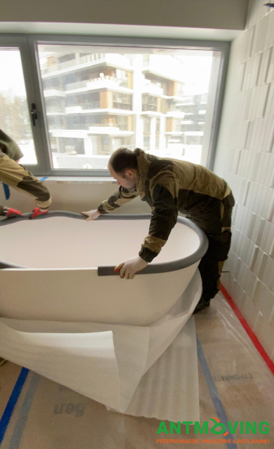 Podnoszenie kamiennej wanny