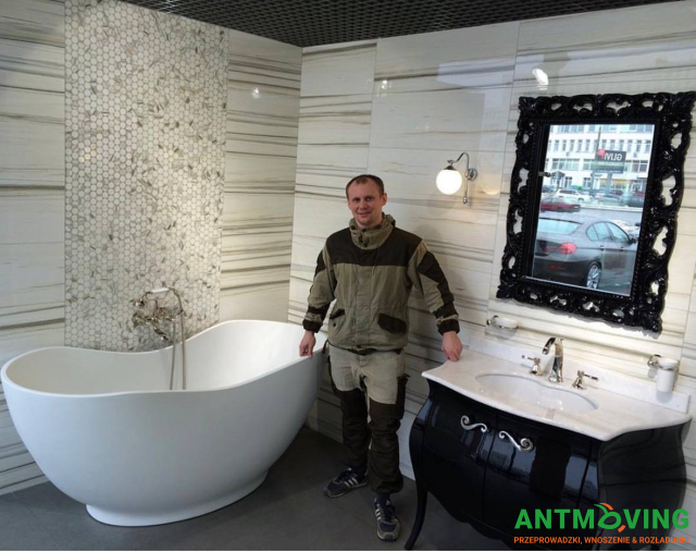 Podnoszenie kamiennej wanny