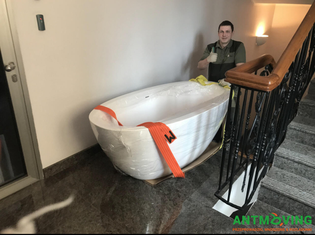Podnoszenie kamiennej wanny