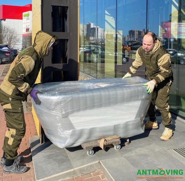 Podnoszenie kamiennej wanny