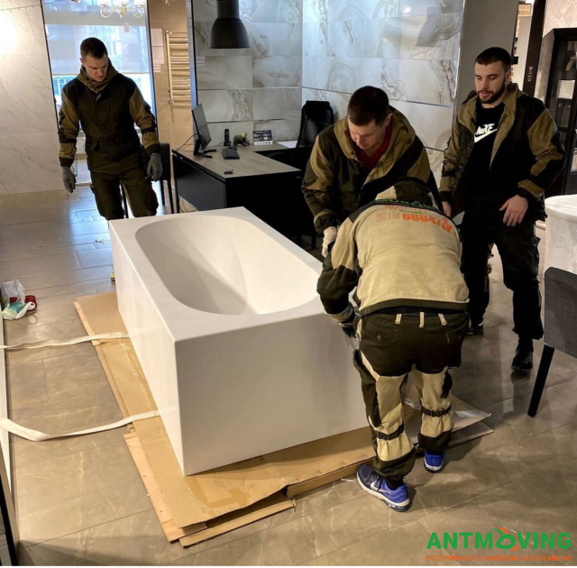 Podnoszenie kamiennej wanny