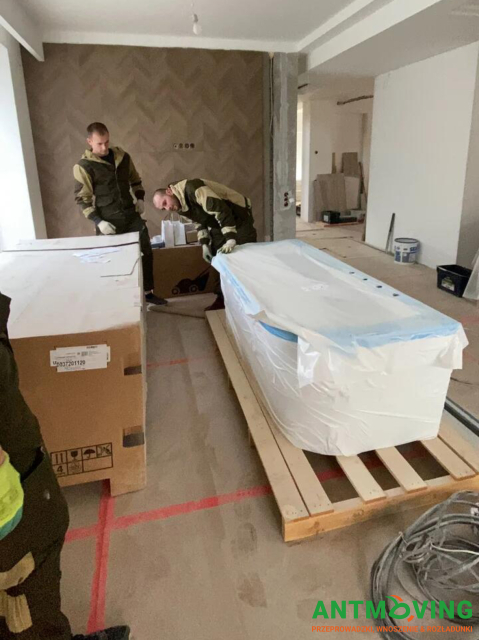 Podnoszenie kamiennej wanny