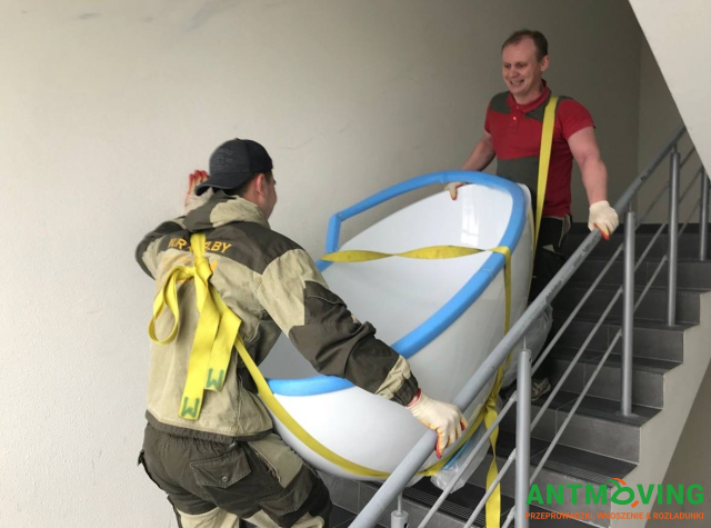 Podnoszenie kamiennej wanny