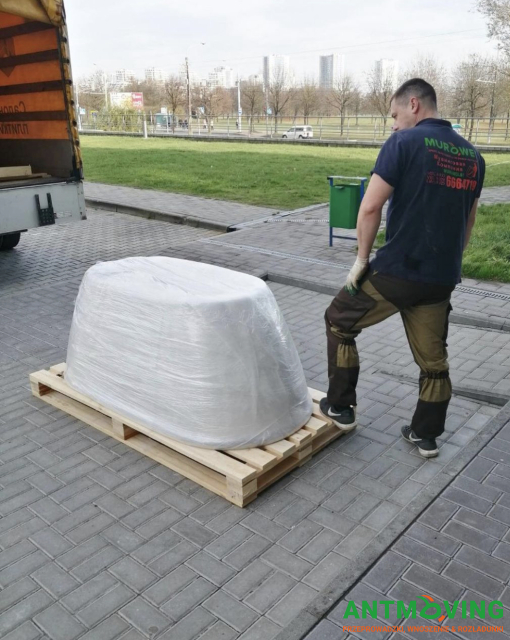 Podnoszenie kamiennej wanny