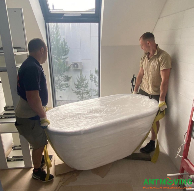Podnoszenie kamiennej wanny