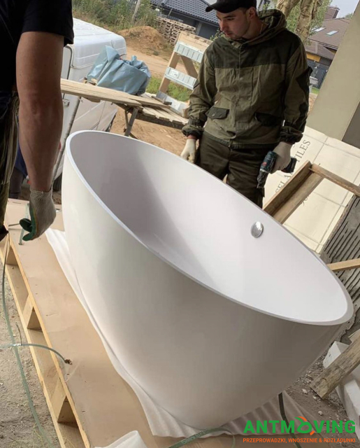 Podnoszenie kamiennej wanny