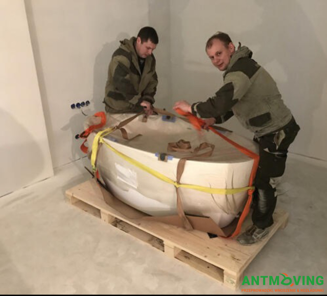 Podnoszenie kamiennej wanny