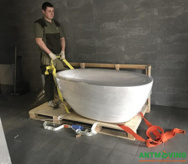 Podnoszenie kamiennej wanny