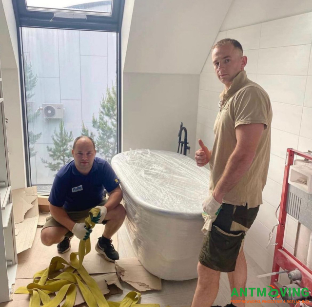 Podnoszenie kamiennej wanny