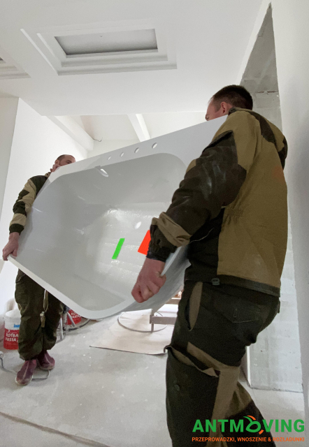 Podnoszenie kamiennej wanny