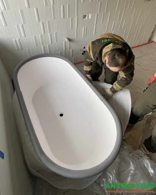 Podnoszenie kamiennej wanny