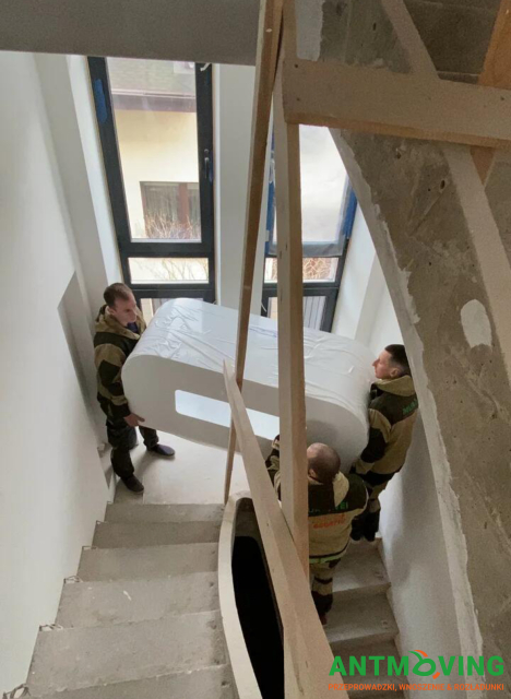 Podnoszenie kamiennej wanny