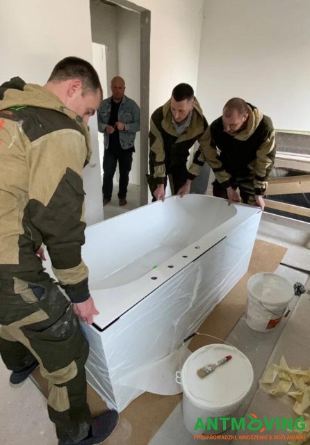 Podnoszenie kamiennej wanny